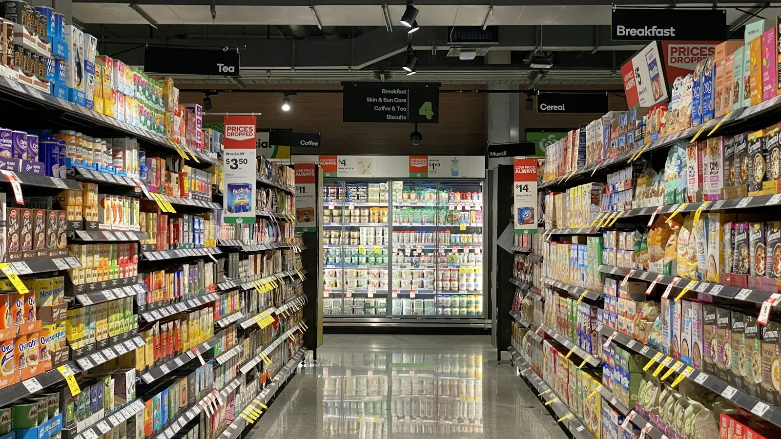Lys, ryddig handlegang i en dagligvarebutikk uten mennesker